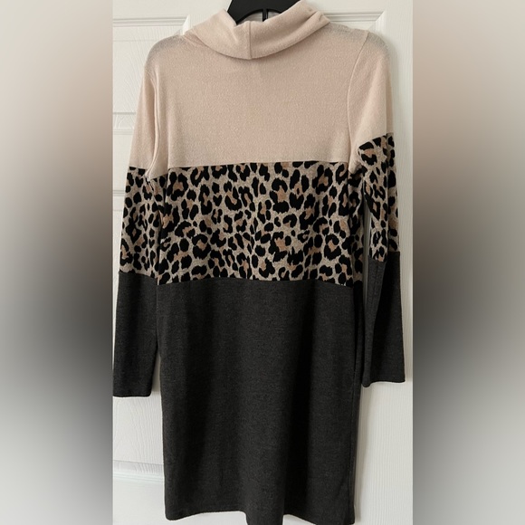 Color-Block Knit Dress - Picture 2 of 4